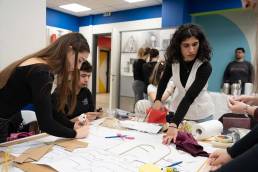 ΚΕΝΤΡΟ ΤΕΧΝΩΝ ΠΛΑΚΑ ΝΕΑΝΙΚΟΙ ΟΥΡΑΝΟΞΥΣΤΕΣ